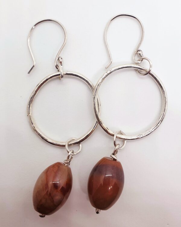 Wire earring with dangling agate