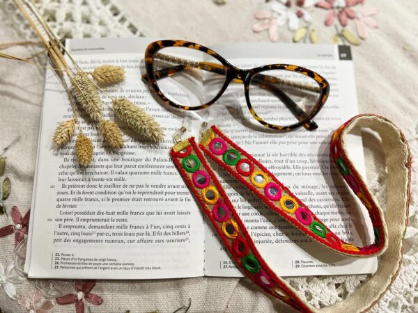 Reading glasses chain