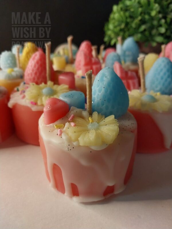 Small cake scented candle