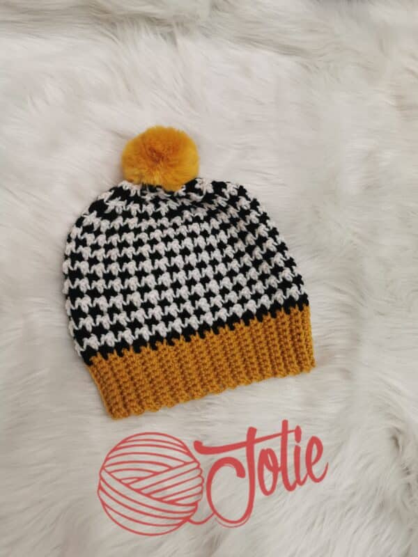 Trendy Hounds tooth beanie with mustard brim