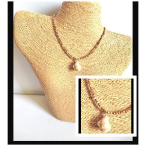 Short pearl necklace