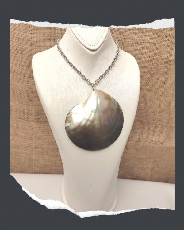 دلايه صدف و سلسله نحاس مطلي فضه Shell pendant and silver plated copper chain